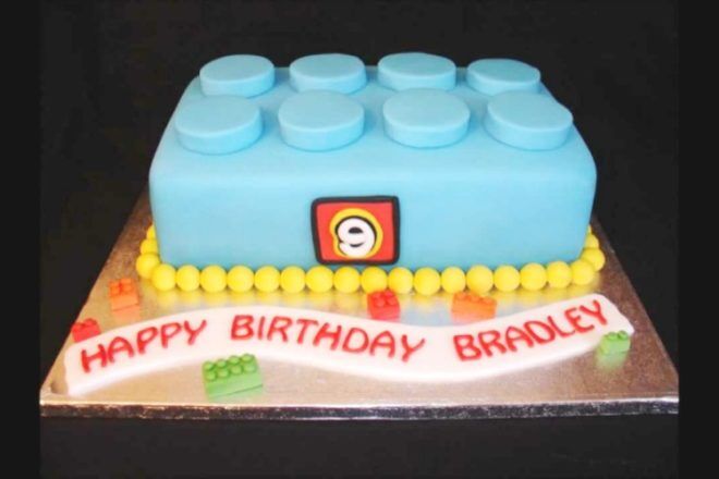 lego cake | All fondant decorations. My kids and my niece ga… | Flickr