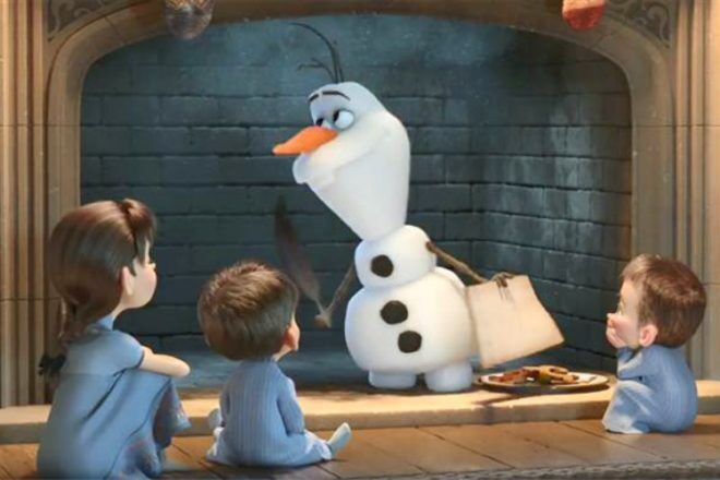 Olaf with children in Olafs Frozen Adventure