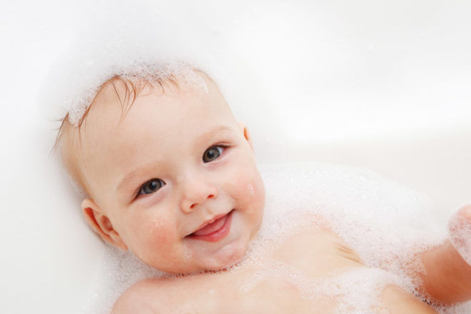 Baby in bath si