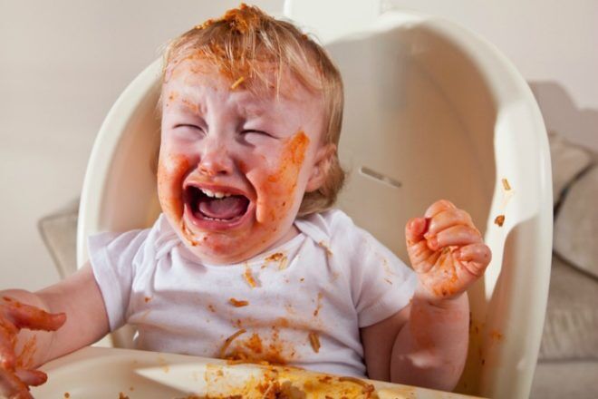 messy toddler - how to master toddler mealtimes