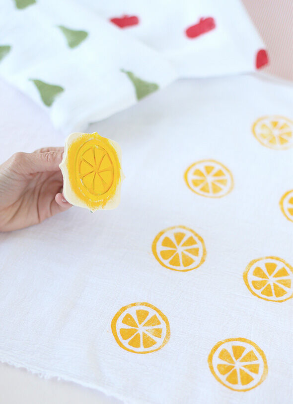 Baby Shower Games: Paint DIY baby muslin