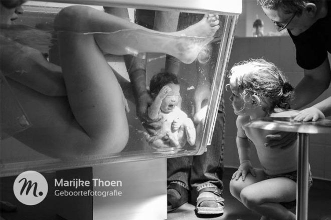 Water birth photograph Marijke Thoen Geboortefotografie 