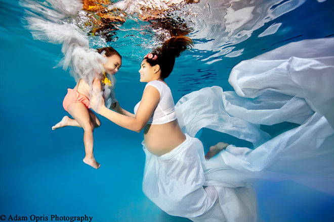 Mum and child underwater pregnancy photos
