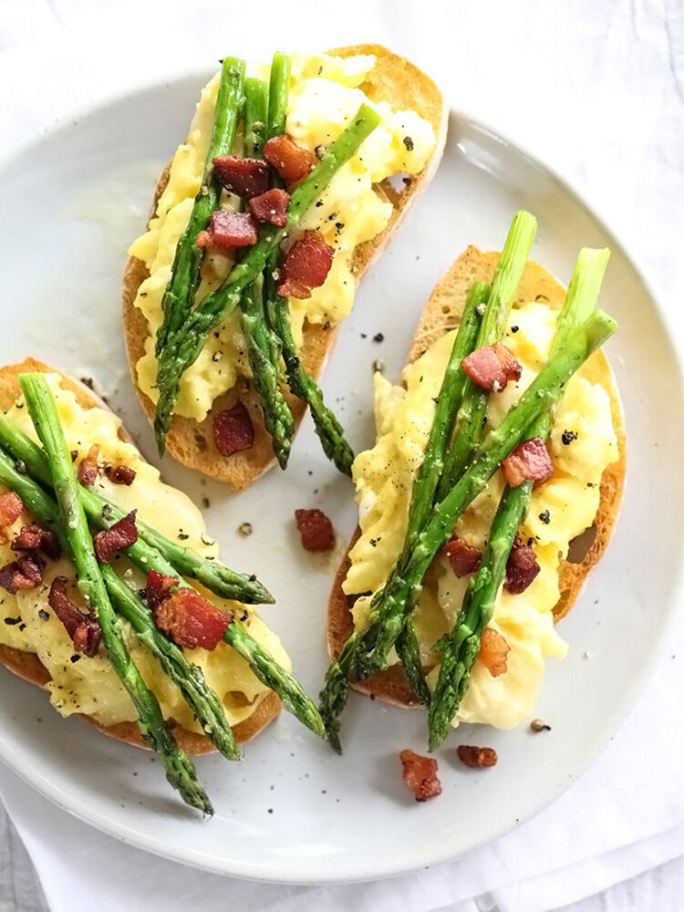 Scrambled eggs on toast