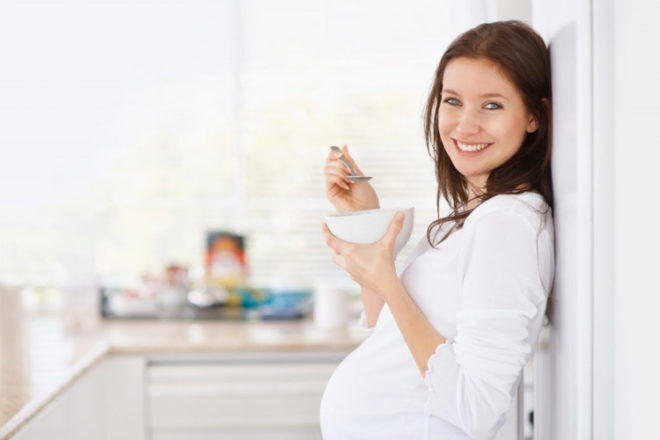 Pregnant mum eating healthy
