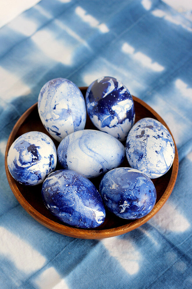 Easter Egg Decorating: blue marbled eggs