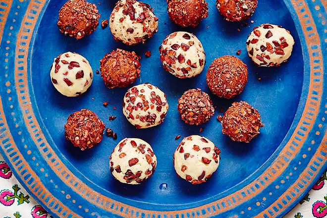 Tahini bliss balls for breastfeeding mums