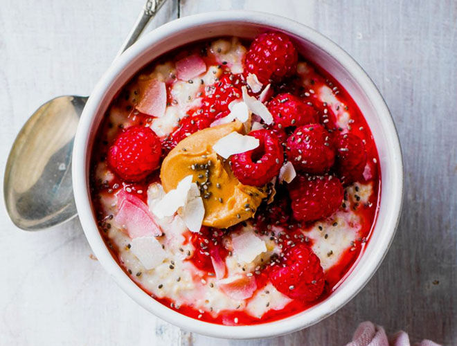 Porridge with peanut butter and raspberries 