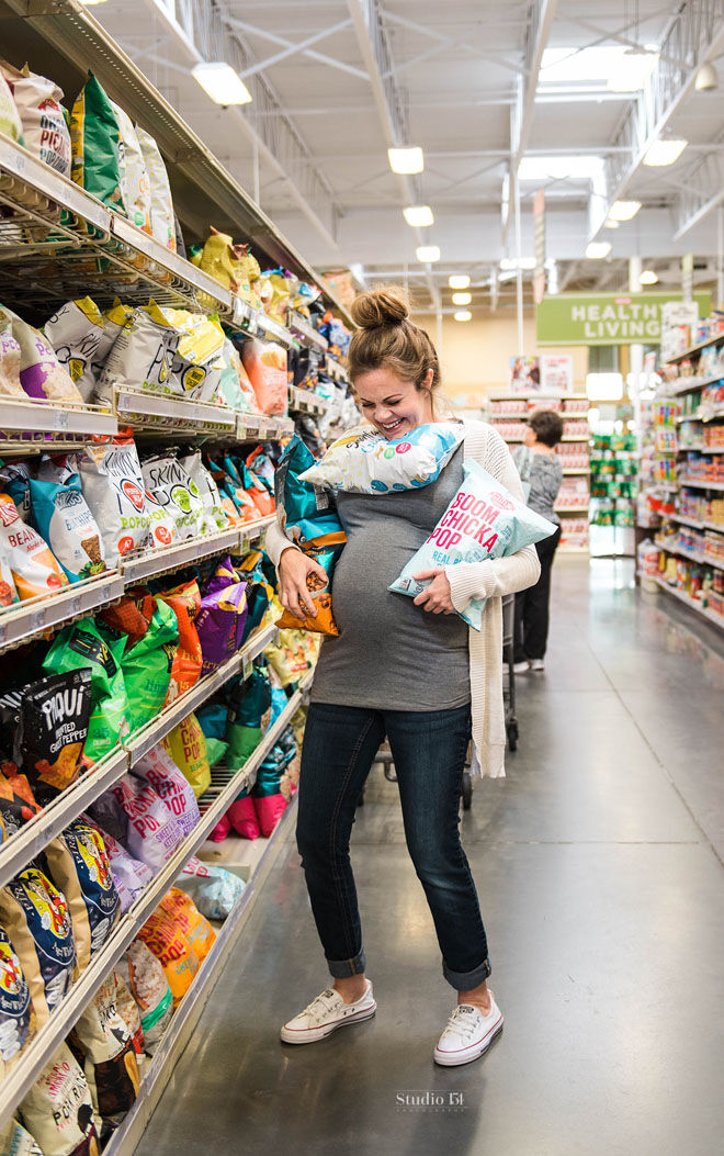 Maternity photo shoot hilariously celebrates pregnancy cravings