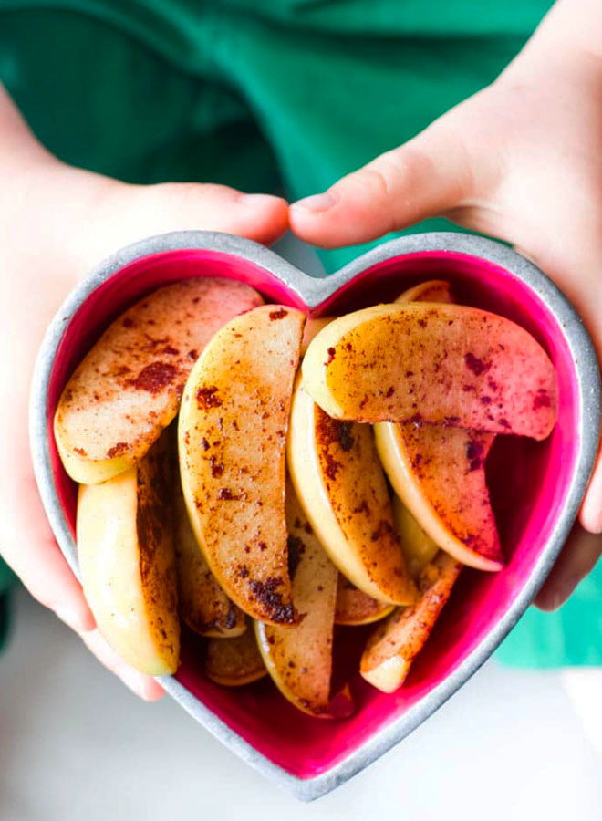 SautÃ©ed apple slices with cinnamon, healthy finger food for baby