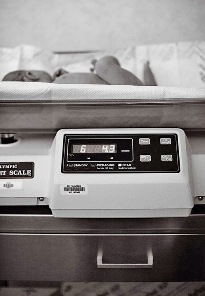 Newborn birth weight photo