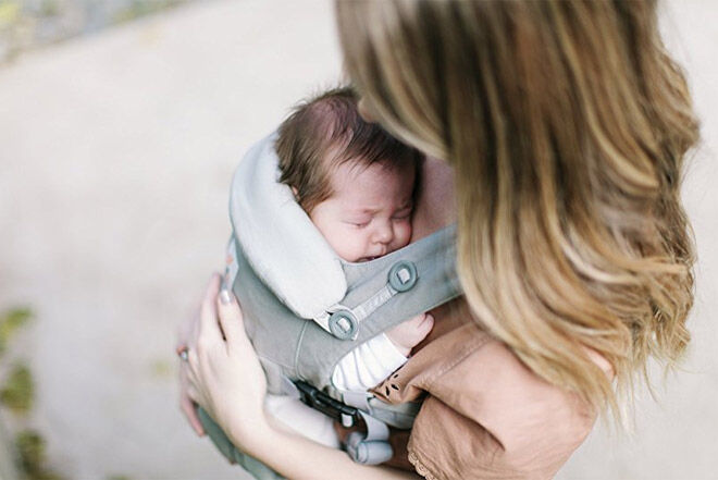 Breastfeeding and babywearing in structured carrier