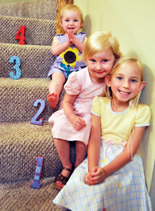 Sisters pregnancy announcement on stairs