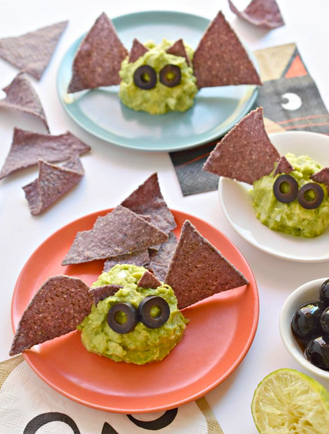 Guacamole bats, and easy and healthy snack for Halloween
