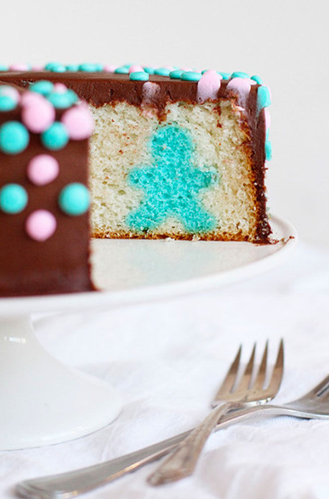 Gender reveal cake with a surprise inside