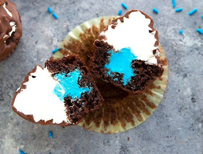 Gender reveal cupcakes with chocolate dipped frosting