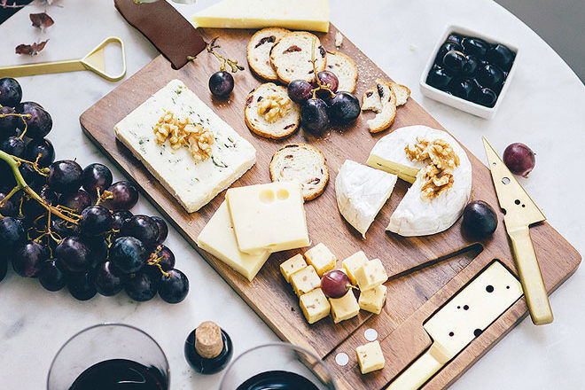 Cheeseboard with gold knives