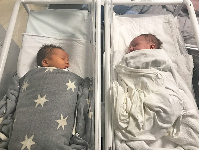 Twins have babies hours apart