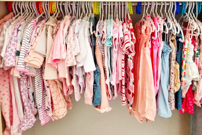 how to organise baby clothes using coloured links on hangers