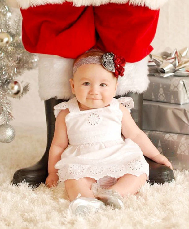 13 super cute ideas for baby's first Christmas photo