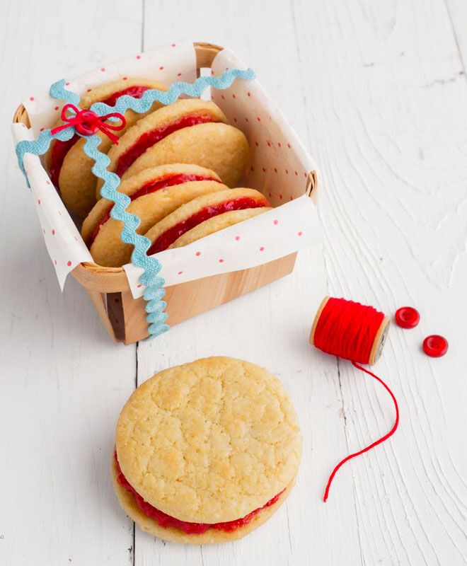 Jam sandwich Christmas cookies 