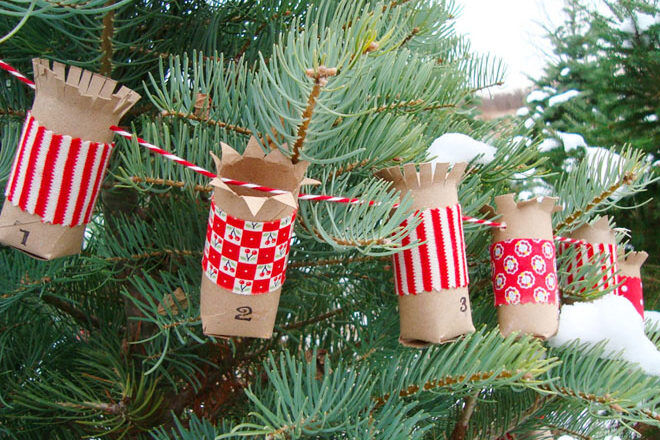 Make this Christmas advent garland with toilet rolls