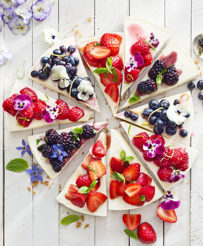 No-bake cheesecake with berry toppings