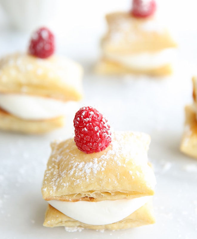 Simple cream puffs with raspberries