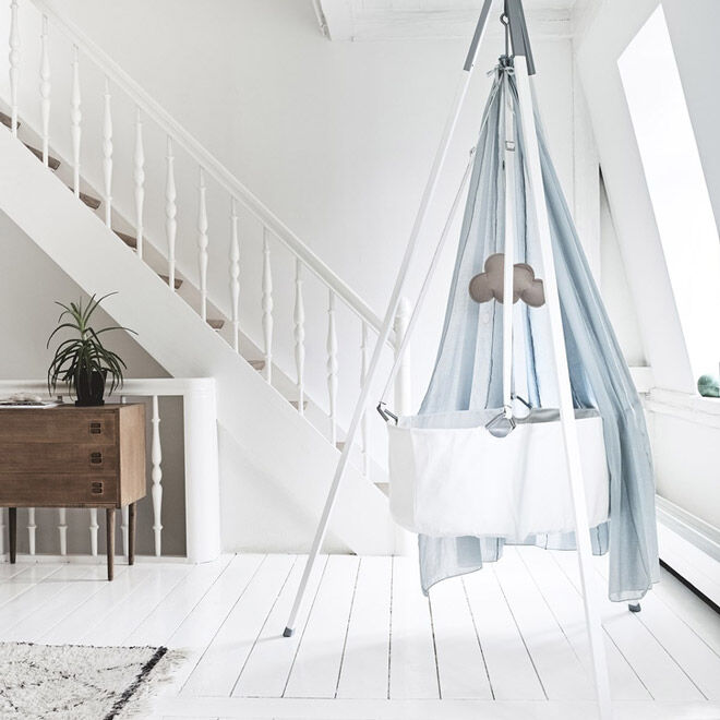 Leander hanging newborn cradle