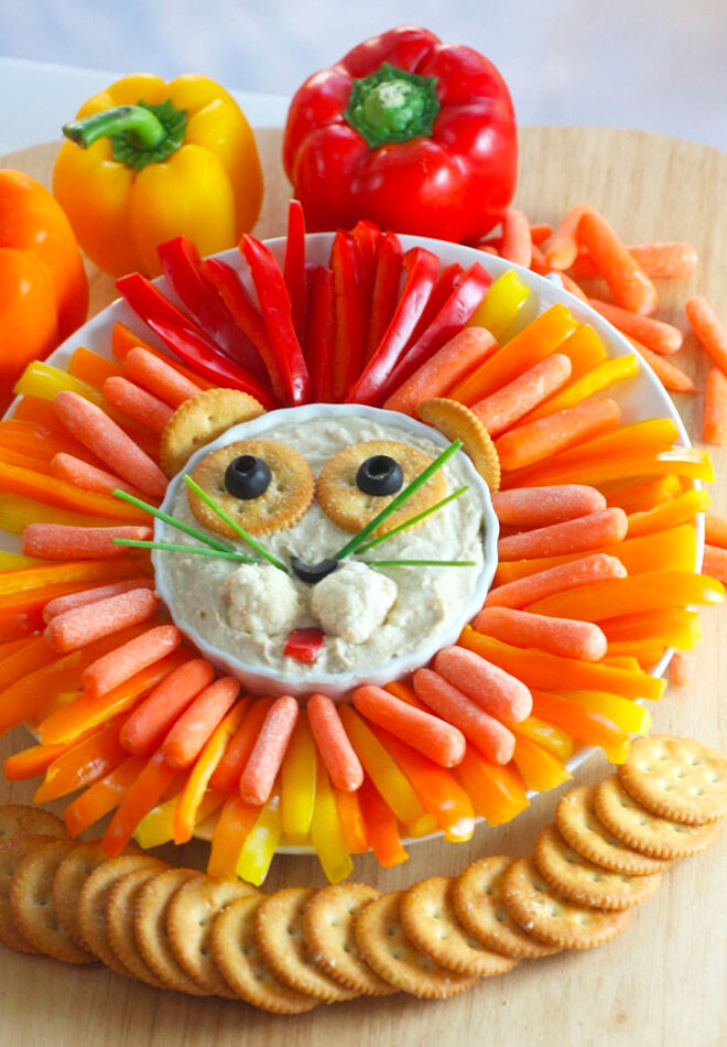 Hummus and veggie lion