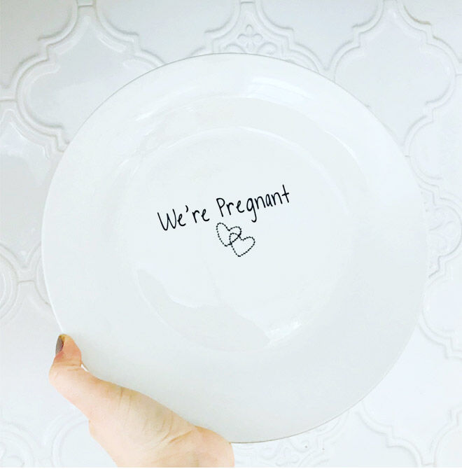 Pregnancy announcement plate