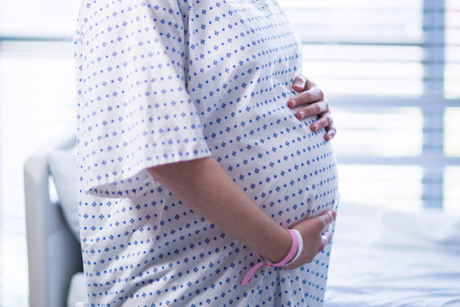 Thinking positively during labour may help women deal with the pain, new research suggests