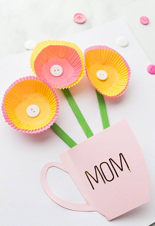 DIY Mother's Day card idea: cupcake pattie flowers