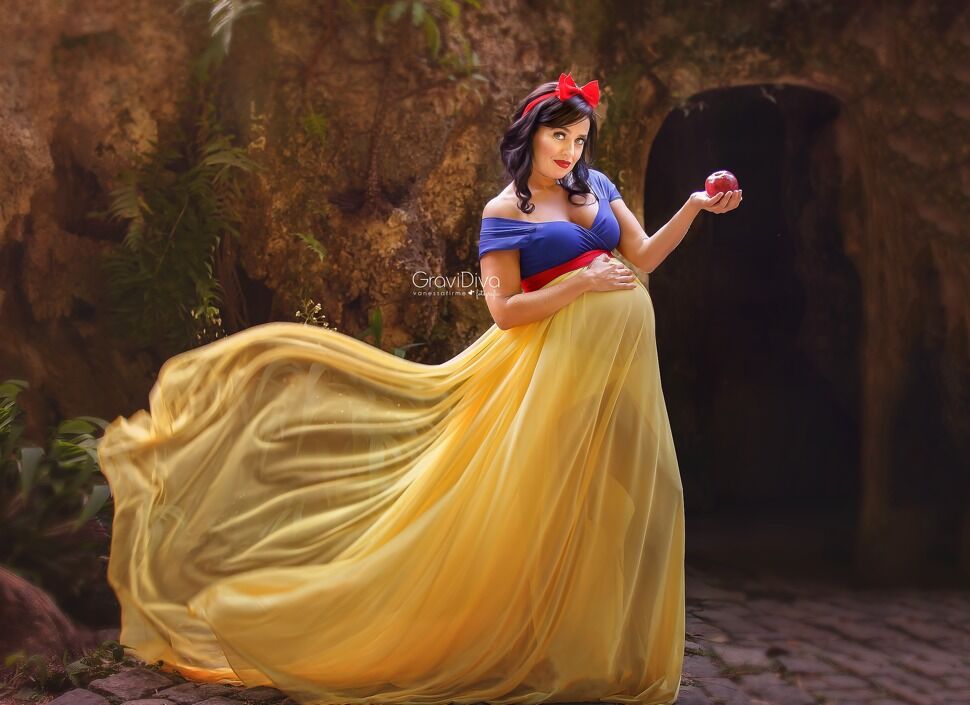 Snow White maternity photo shoot