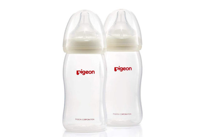 Pigeon Softouch Wide-Neck Bottles with the lid on. Showing how the lid stops the milk dripping from the teat. 