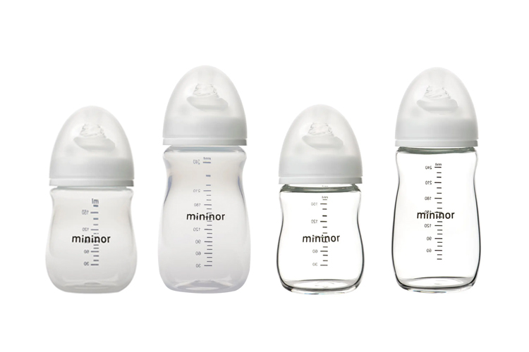 Mininor baby bottles showing both materials; glass and PU and both sizes medium and large. 