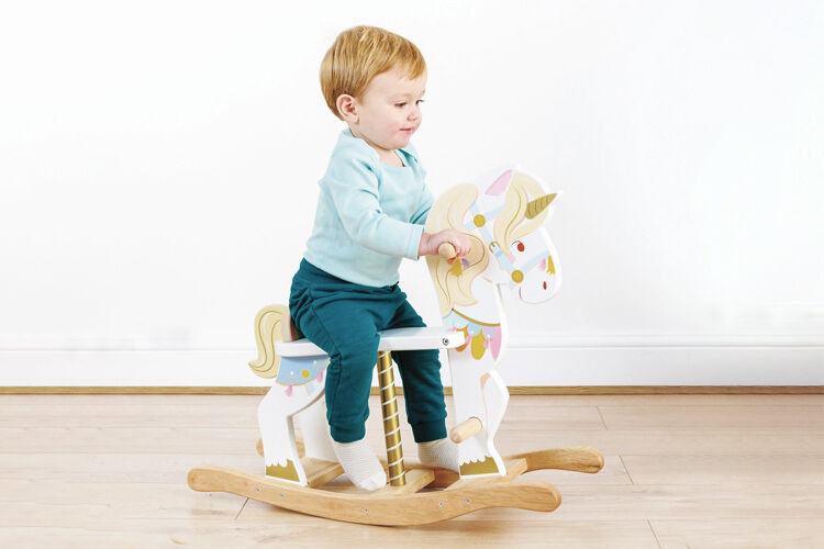 Caballo Balancín De Madera Le Toy Van PL140, Con Detalles Dorados Y Purpurina, Ayuda Al Equilibrio Y Movilidad, Fabricado Con Madera Sostenible