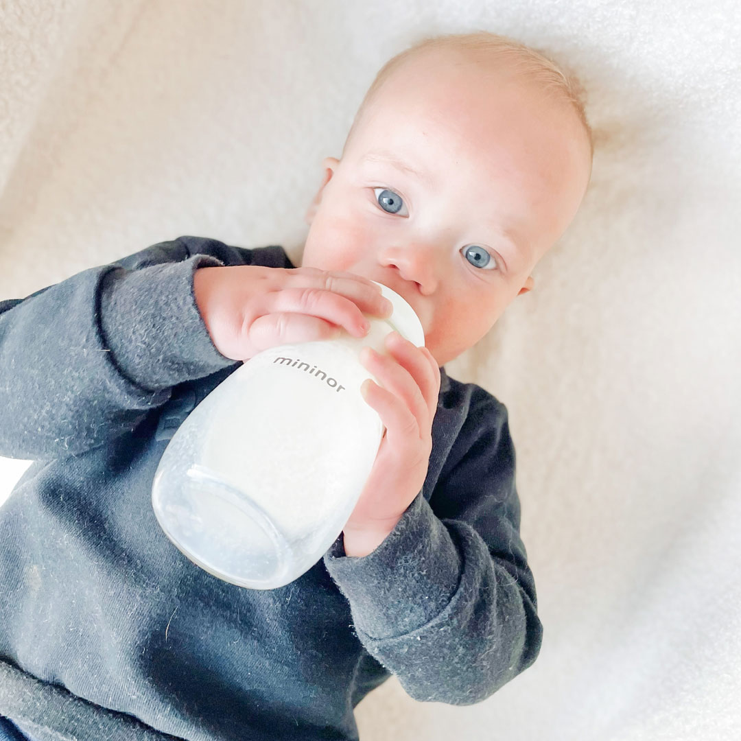Toddler drinking out of Mininor Glass bottle in 240ml
