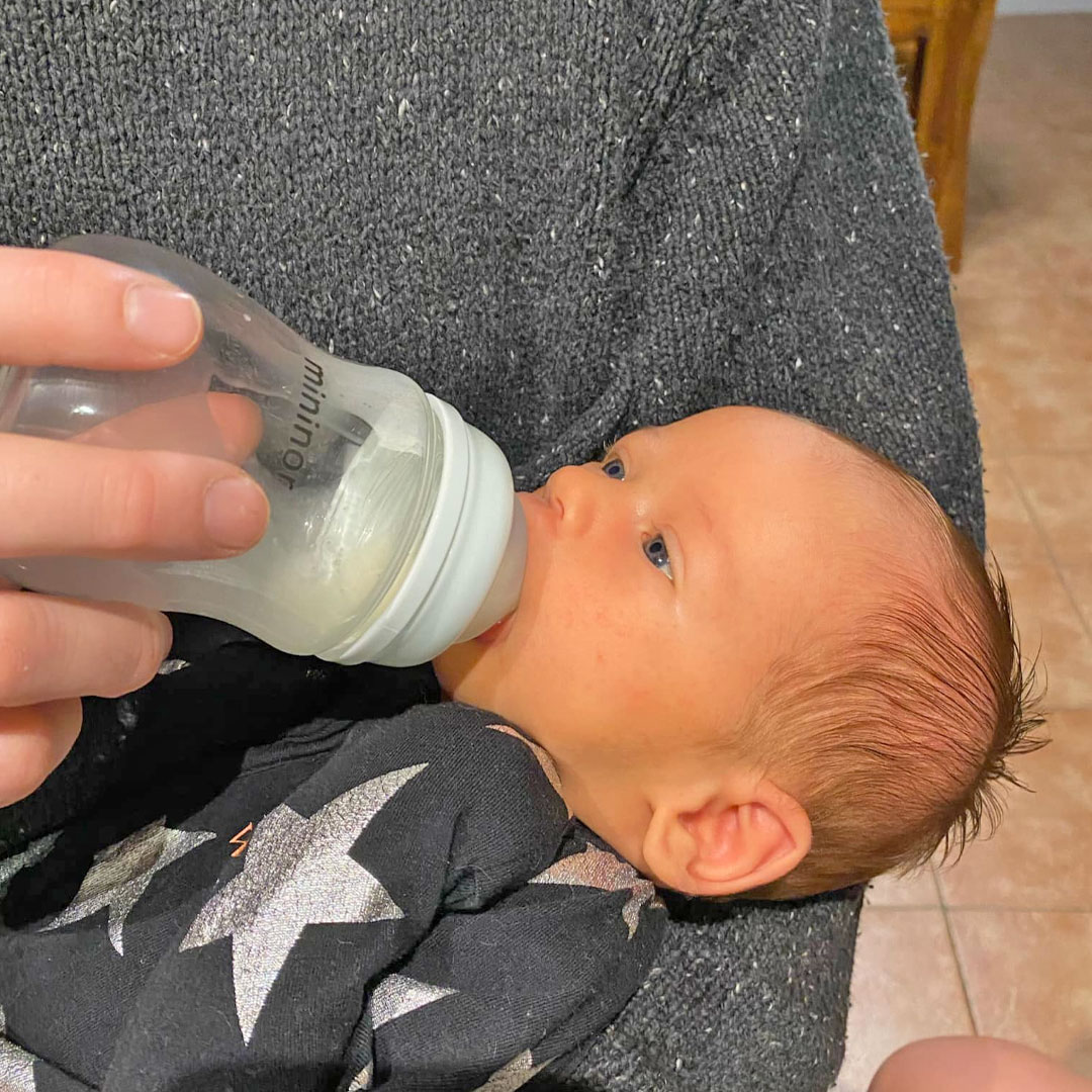 Newborn baby being bottle fed with Mininor Glass bottle in 160ml