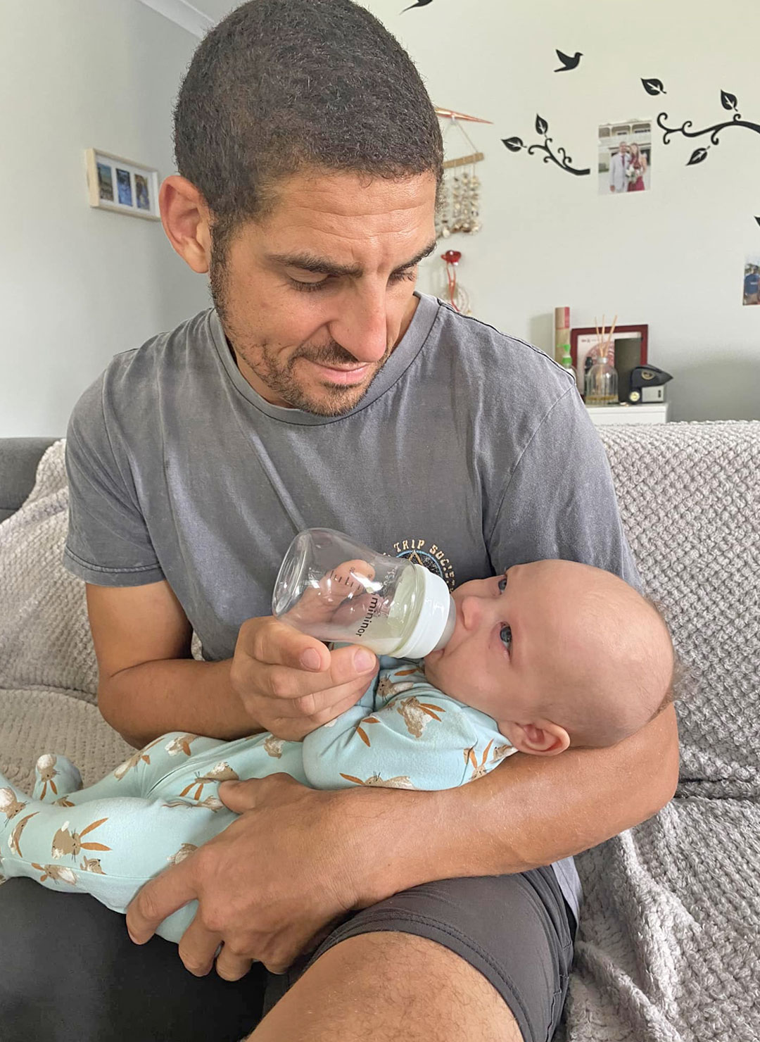 Dad bottle feeding baby with Mininor Glass bottle in 160ml