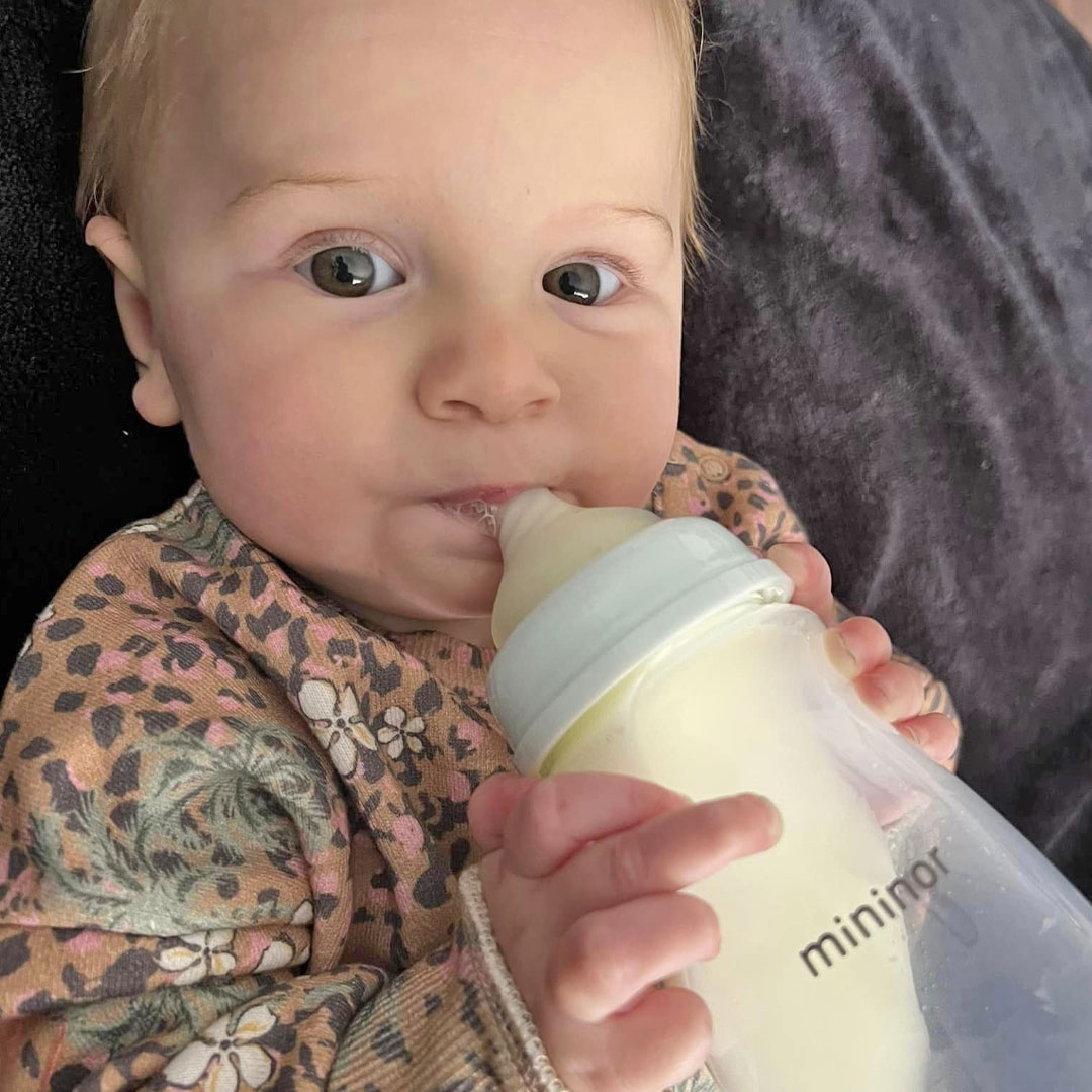 Baby drinking out of the Mininor Polypropylene bottle in 240ml