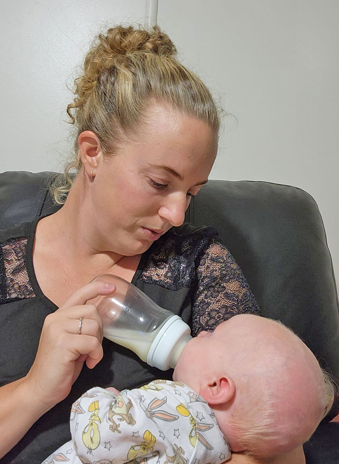 Mum bottle feeding baby with Mininor Glass bottle in 240ml