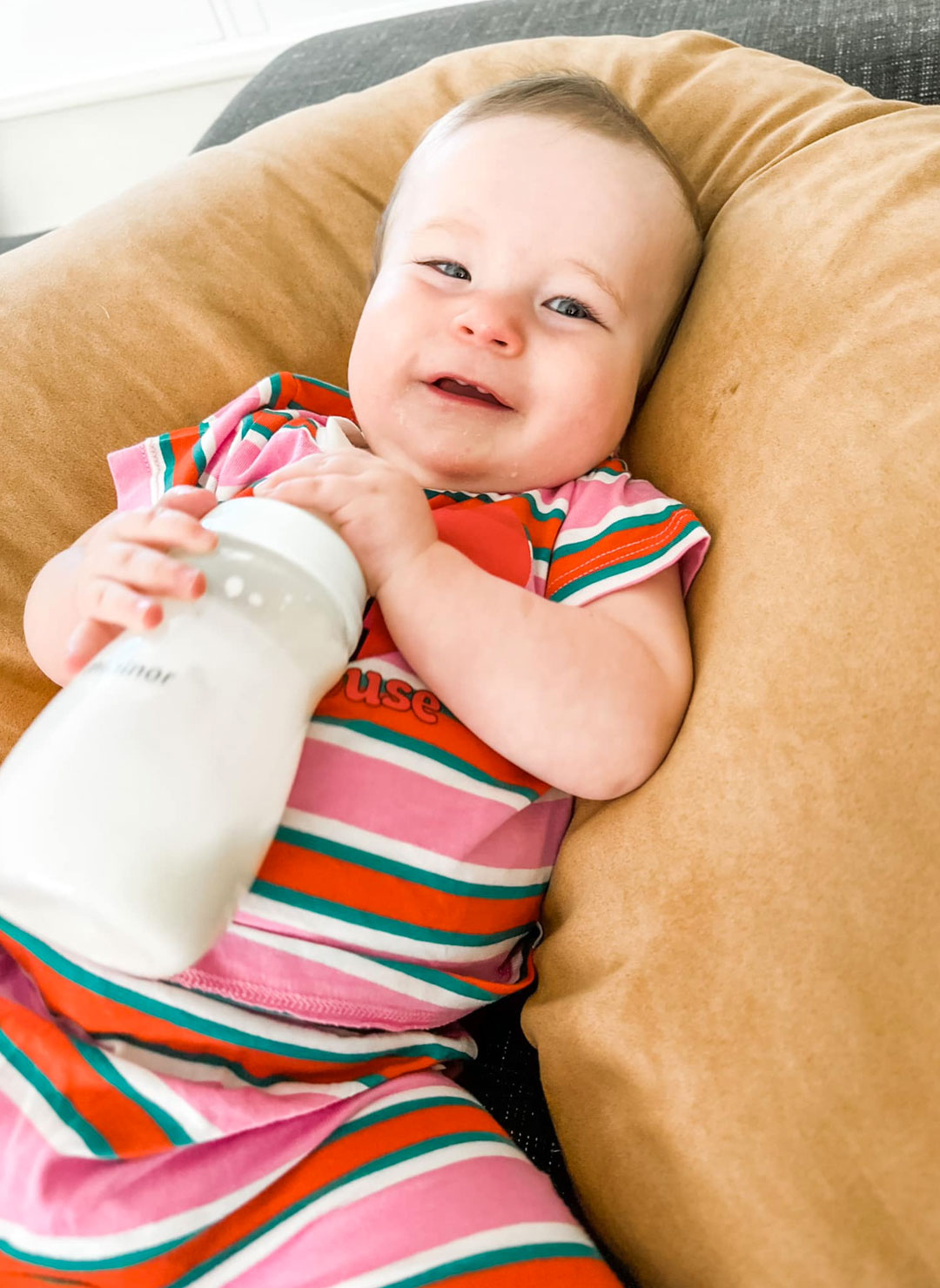 Baby holding the Mininor Polypropylene bottle in 240ml