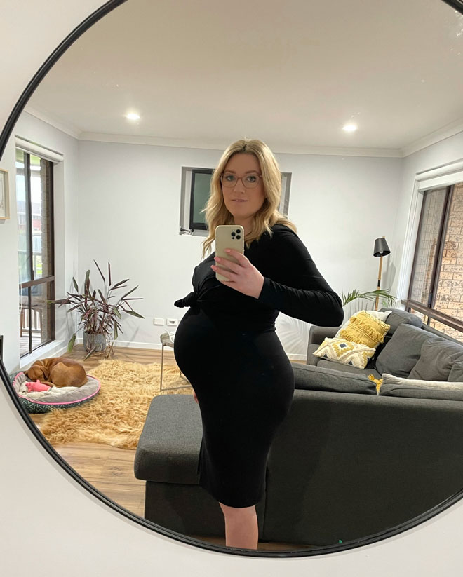 Ellin takes a pregnant selfie in the mirror