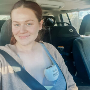 Mumbassador Charlotte using the Welcare Wearable Breast Pump in the car