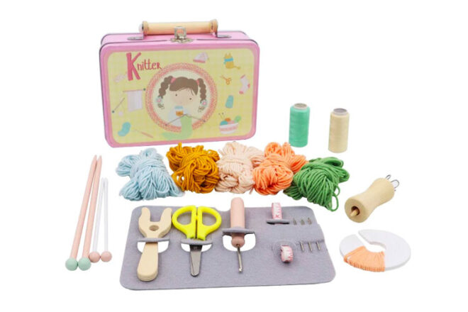 child's knitting set case with the accessories that it comes with