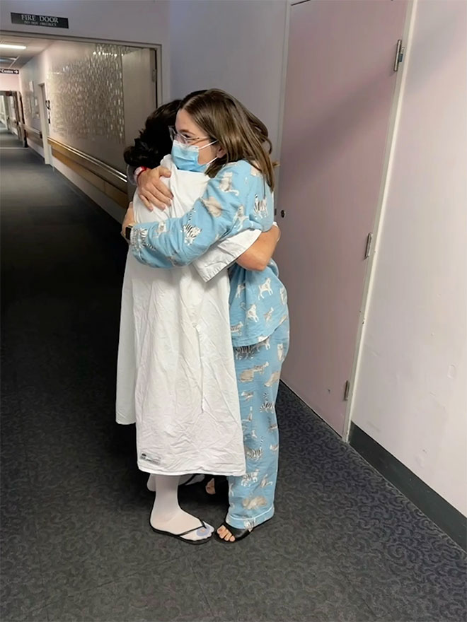 Michelle and Kirsty hugging in hospital before their transplant surgery