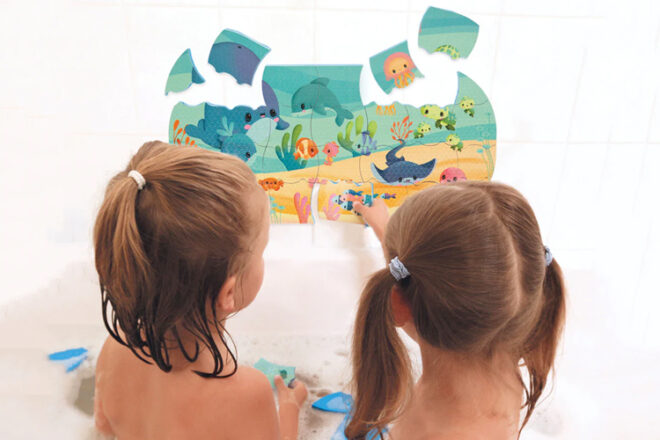 Two children playing with the Janod ocean bath puzzle
