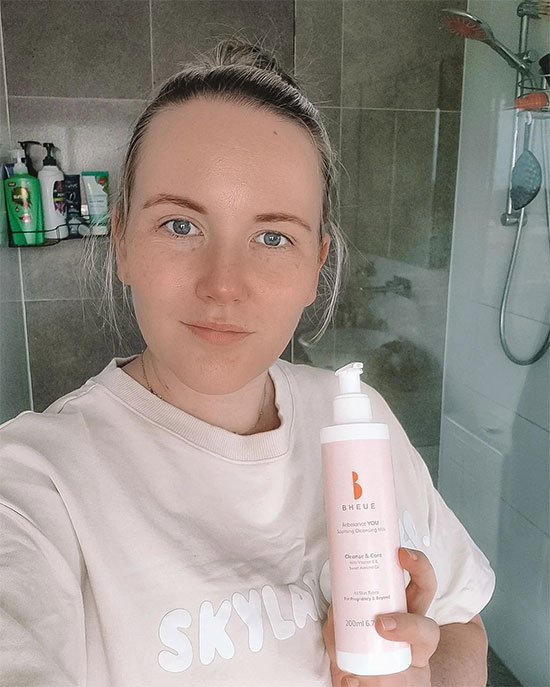 Grapeviner Mum Courtney trying the Bheue Beauty face cleanser