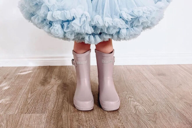 A young girl wearing the the Hubble + Duke Natural Rubber Gumboots in Lilac